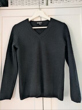 Lord & Taylor 100% Cashmere Black V Neck Sweater Minimalist Classic Medium